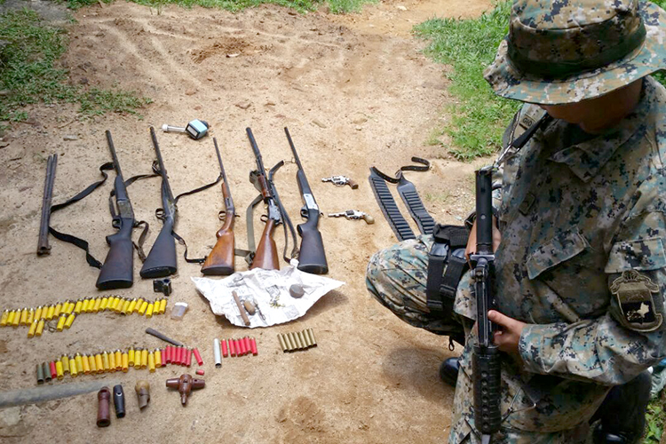 As armas foram apreendidas em Macaé de Cima após denúncia (Foto: 5ª UPam/Três Picos)