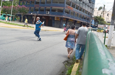 Pedestres evitam passar nas faixas de sinalização no Centro (Foto: Henrique Pinheiro)
