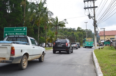 O trevo da RJ-116 e RJ-142 possui um conjunto de cinco semáforos desde o ano passado (Foto: Henrique Pinheiro)