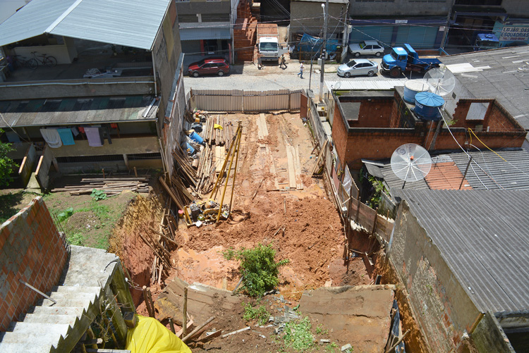 Seis casas precisaram ser interditadas devido a desmoronamento em um terreno em obra (Foto: Henrique Pinheiro)