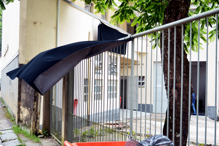 Luto. Faixas pretas foram colocadas na fachada do Instituto Politécnico (Foto: Henrique Pinheiro)