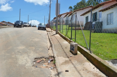 Em agosto do ano passado, a prefeitura instalou alambrados, colocaram grama e construíram muros em torno das casas ocupadas (Foto: Henrique Pinheiro)