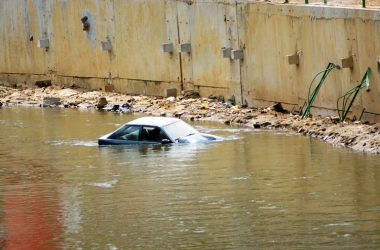 O carro permanecia no rio ainda na manhã de ontem (Foto: Henrique Pinheiro)