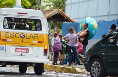 Com o início do ano letivo, áreas próximas às escolas voltaram a ficar movimentadas. Algumas vias com maior circulação de veículos receberam sinalização horizontal (Foto: Henrique Pinheiro)