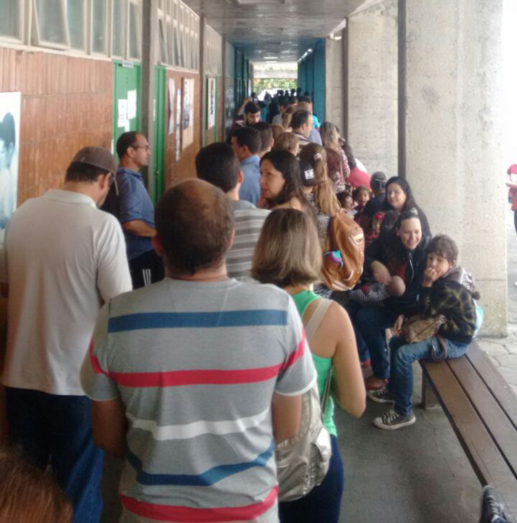 Na manhã desta quarta-feira, dezenas de friburguenses se aglomeraram nos corredores do Posto de Saúde no Suspiro (Foto: Leitor via WhatsApp)