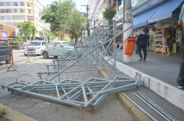 As arquibancadas já começaram a ser montadas na Avenida Alberto Braune (Foto: Henrique Pinheiro)