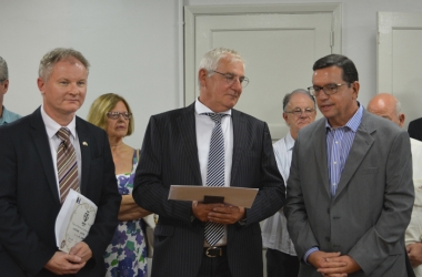 Giancarlo Fenini (centro), ladeado por Christophe Vauthey e o prefeito Renato Bravo (Foto: Henrique Pinheiro)