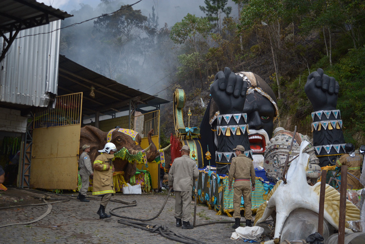 Incêndio destruiu carnaval do bloco Globo de Ouro (Foto: Henrique Pinheiro)