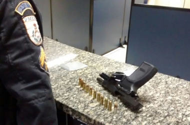 Pistola usada no crime foi apreendida pelo PMs (Foto: 11º BPM)