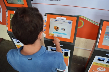 Usuário deve inserir cartão e uma cédula para recarregar o Riocard nas máquinas disponíveis na Estação Livre (Foto: Henrique Pinheiro)