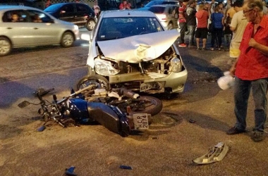 Carro e moto colidiram em frente à Novamix (Foto: Reprodução/WhatsApp)