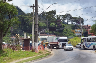 Operários trabalham na construção de muro de contenção próximo à rodoviária norte (Foto: Henrique Pinheiro)