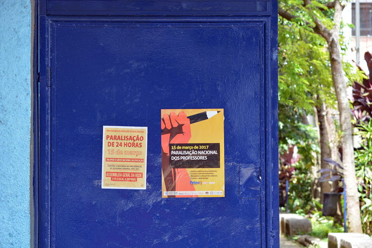 No portão do Colégio Estadual Jamil El-Jaick dois cartazes alertavam sobre o movimento e suas reivindicações (Foto: Henrique Pinheiro)