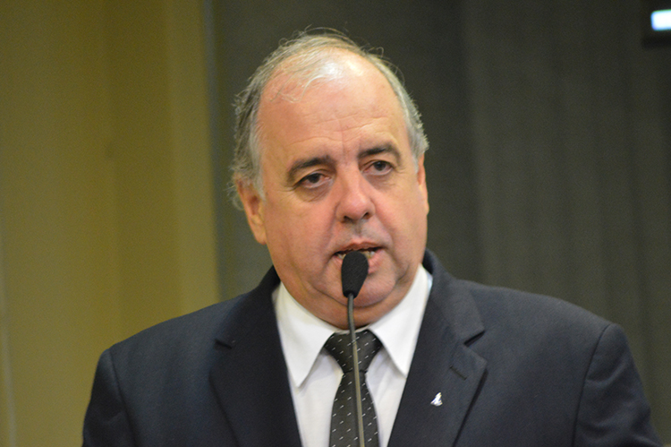 O vereador Joelson do Pote pretende reduzir os custos para a regularização de imóveis em Nova Friburgo (Foto: Márcio Madeira)