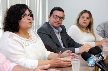 A nova secretária de saúde, Suzane Menezes, o prefeito Renato Bravo e a subsecretária Executiva de Saúde, Michelle Silvares (Foto: Daniel Marcus/PMNF) 
