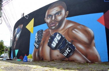 O grafite, que chama a atenção em uma das mais movimentadas vias da cidade, destaca o talento do friburguense nas competições de MMA (Foto: Henrique Pinheiro)
