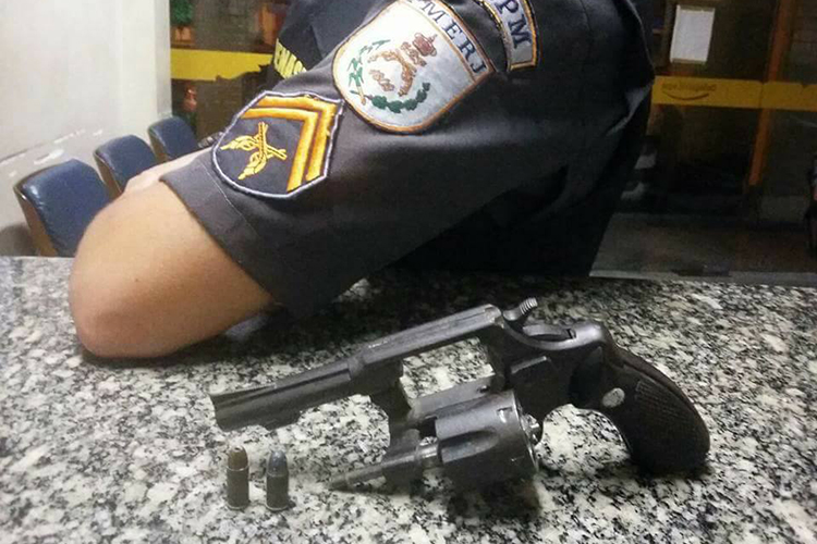 Revólver calibre 32 foi anunciado por R$ 650 (Foto: 11ºBPM)