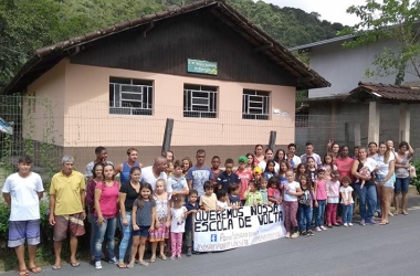 ​Mães, pais e alunos pedem a reabertura da escola de Rio Bonito de Cima (Foto: SOS Rio Bonito)