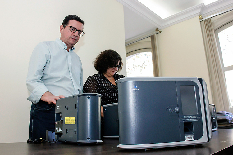  O prefeito Renato Bravo e a secretária de Saúde, Suzane Menezes, receberam o equipamento doado pela EBMA (Foto: João Luccas Oliveira)