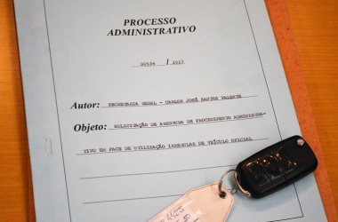 O processo administrativo e a chave do carro. Gabinete terá de ressarcir a Câmara pelos gastos indevidos (Foto: Márcio Madeira)