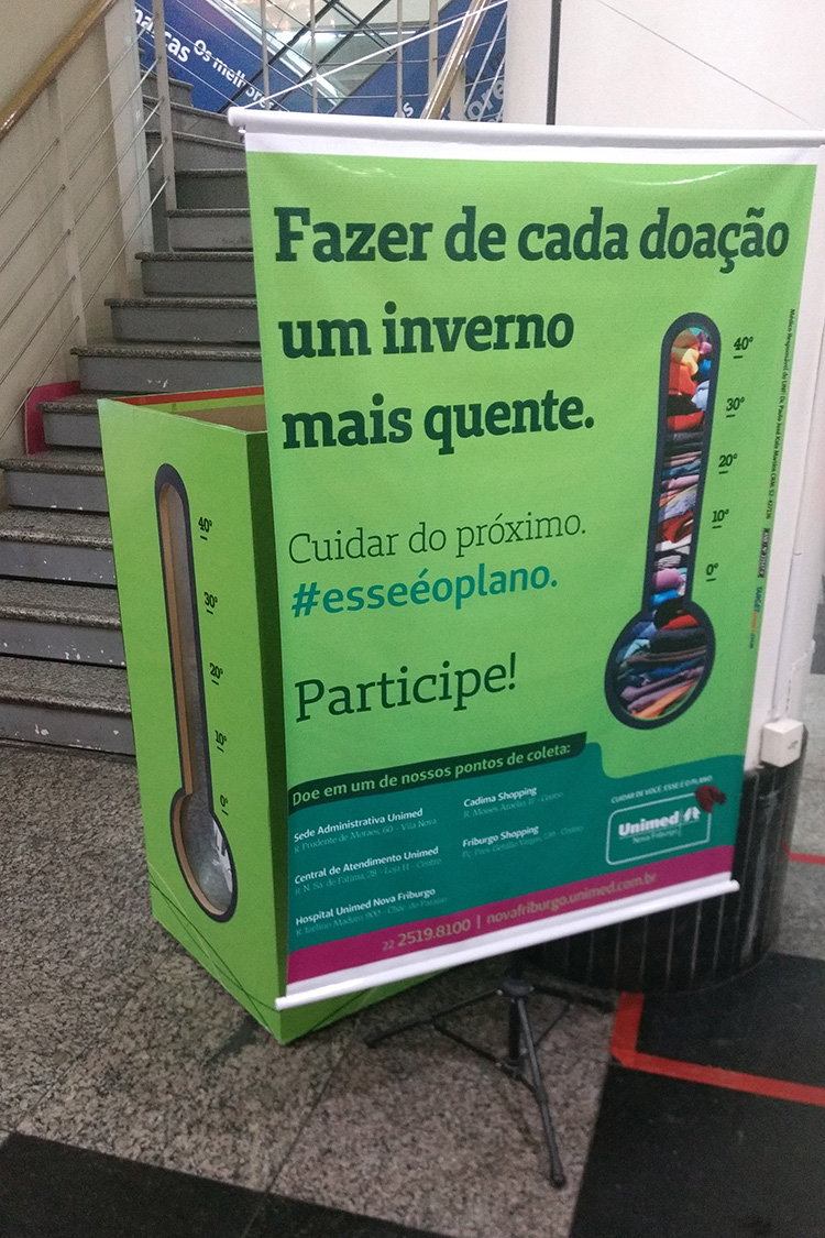 Campanha do agasalho em um shopping da cidade (Foto: Guilherme Alt)