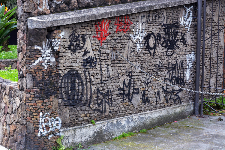 Muro pichado em Friburgo (Arquivo AVS)
