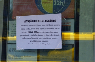 Um cartaz em uma agência bancária do centro de Nova Friburgo informa sobre a greve de sexta-feira (Foto: Henrique Pinheiro)