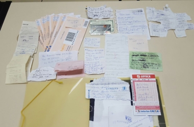 Documentos e anotações foram apreendidos na casa da acusada em Rio das Ostras (Foto: 151ª DP)