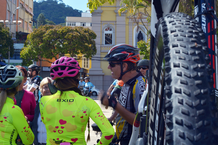Grupo de ciclistas na Praça (Arquivo AVS)