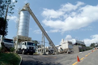 A usina de asfalto de Nova Friburgo tem capacidade para produzir 80 toneladas por hora, mas está parada (Foto: Lúcio Cesar Pereira/Arquivo AVS)