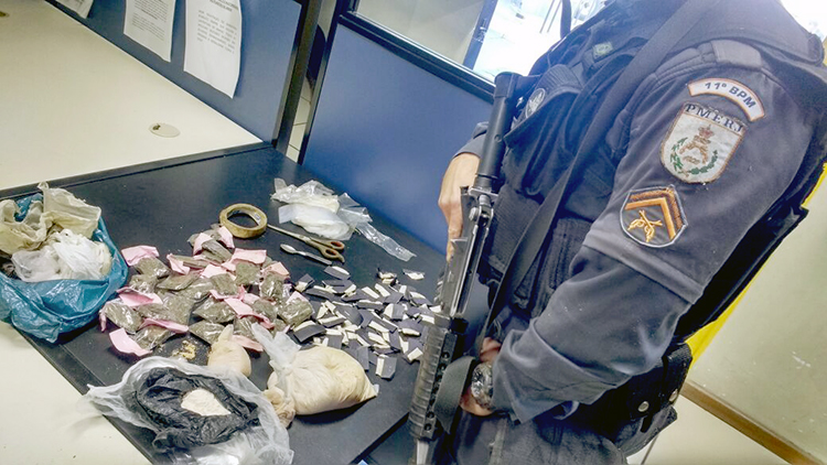 No Condomínio Terra Nova, foram encontrados 79 sacolés de cocaína, 28 tabletes de maconha e material para endolação da droga (Foto: 11ºBPM)