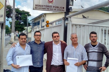 Os vereadores Wellinton Moreira, Jhonny Maycon, Pierre Moraes, Zezinho do Caminhão e MArcinho, em frente à sede do MP em Nova Friburgo