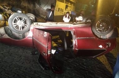 O carro ficou de cabeça para baixo após queda em Olaria (Foto: Reprodução Redes sociais)