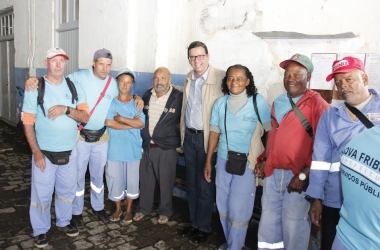 O prefeito Renato Bravo com alguns dos garis da cidade (Foto: Divulgação Prefeitura)
