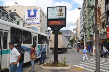 A temperatura ontem no início da Avenida Alberto Braune (Foto: Henrique Pinheiro)