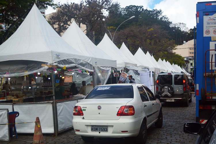 As barracas de comida montadas na Praça Dermeval Barbosa Moreira (Foto: Henrique Pinheiro)