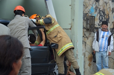 Bombeiros retiram o motorista de dentro do carro após a colisão (Foto: Henrique Pinheiro)