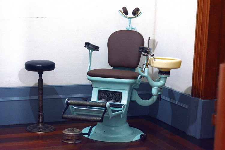 Antiga cadeira de dentista, no acervo do Museu de Odontologia da UFF (Foto: Henrique Pinheiro)