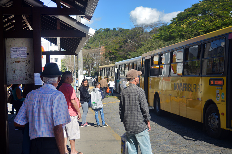 Passageiros esperam ônibus da Faol (Foto: Arquivo AVS)