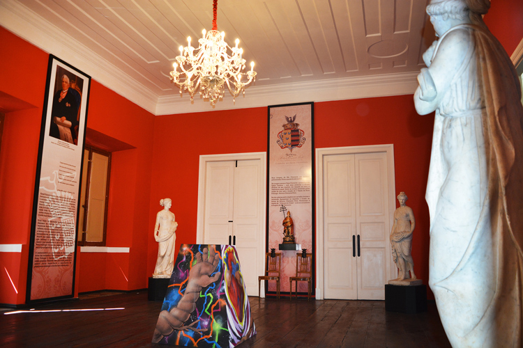 A sala da Fundação Dom João VI com as estátuas expostas (Fotos: Henrique Pinheiro)