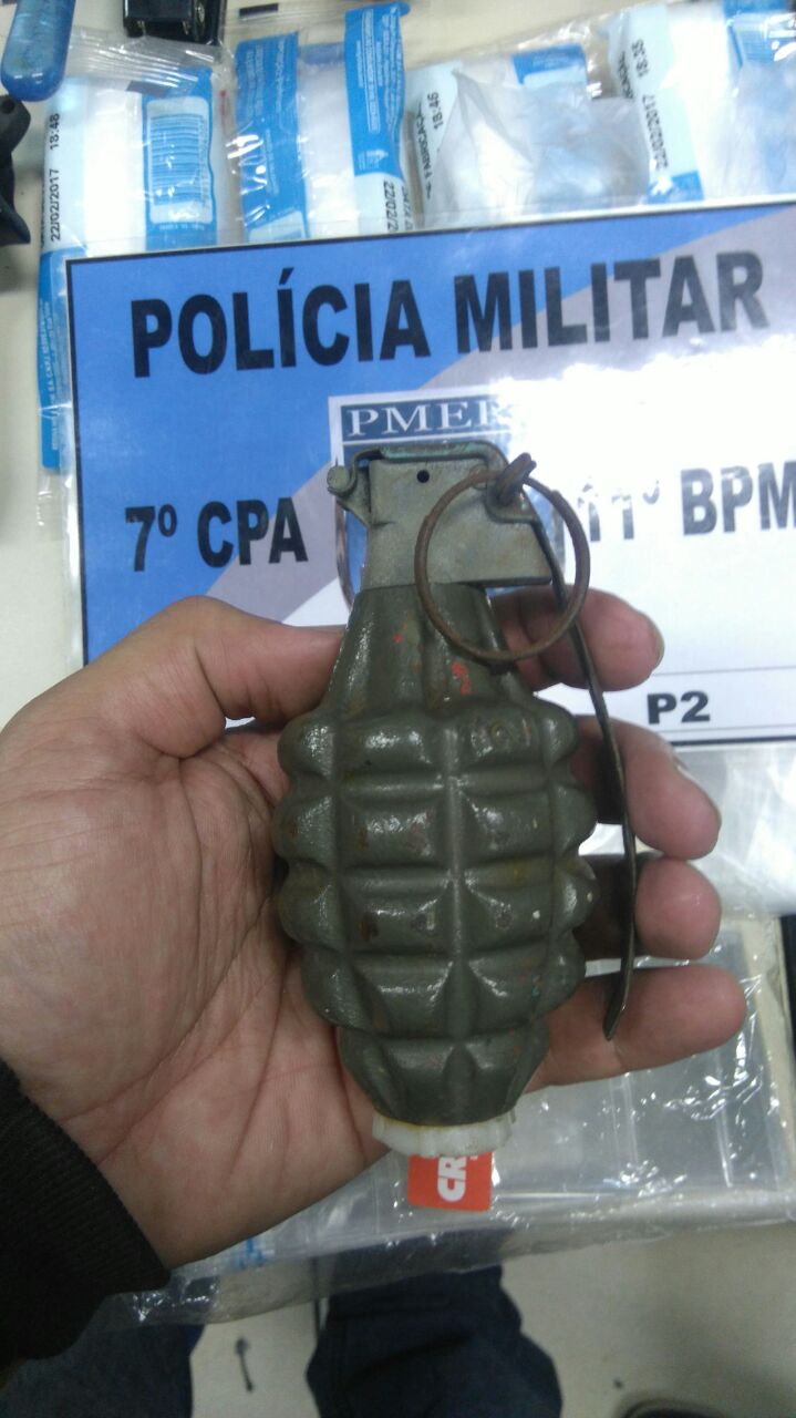 A granada apreendida durante a operação (Foto: 11º BPM)