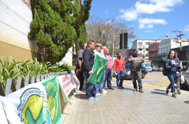 O protesto em frente à Prefeitura (Foto: Henrique Pinheiro)