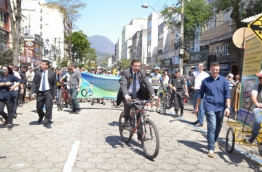 O prefeito pega uma bicicleta e pedala na Alberto Braune durante o desfile de 7 de setembro passado (Arquivo AVS)