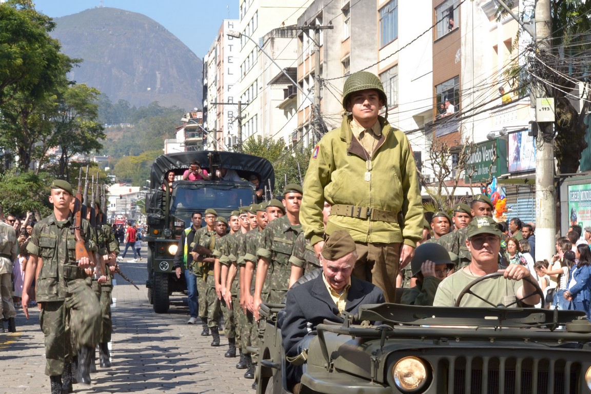 Desfile militar no ano passado na Alberto Braune (Arquivo AVS)