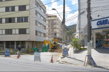 A Rua Galeano das Neves interditada (Foto: Henrique Pinheiro)