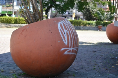 Os belos vasos da Praça Marcílio Dias pichados (Foto: Henrique Pinheiro)