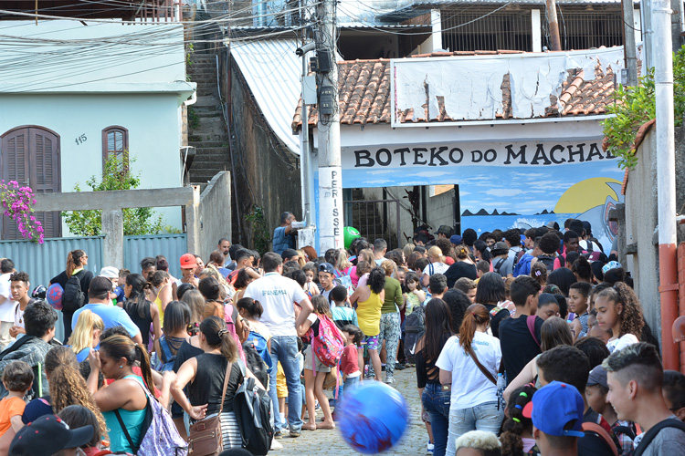 Multidão de crianças à espera por doces no Perissê (foto: Henrique Pinheiro)
