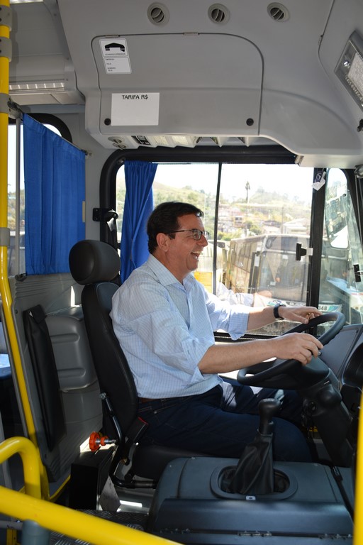 O prefeito Renato Bravo assume o lugar do motorista de um dos novos ônibus da Faol (Foto: Henrique Pinheiro)