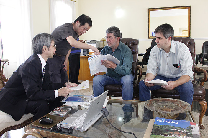 Os japoneses reunidos com membros da prefeitura (Divulgação PMNF)