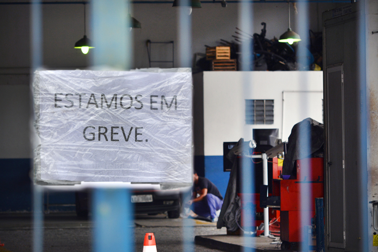 O cartaz afixado na grade (Foto: Henrique Pinheiro)